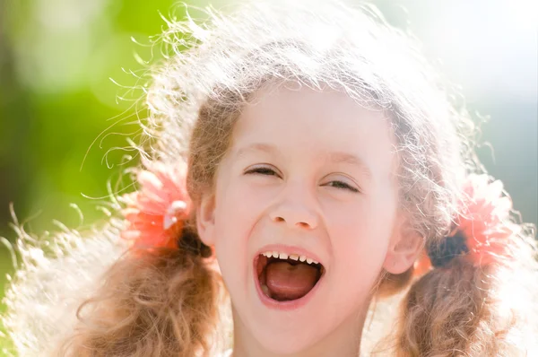 Красивая маленькая девочка смеется — стоковое фото