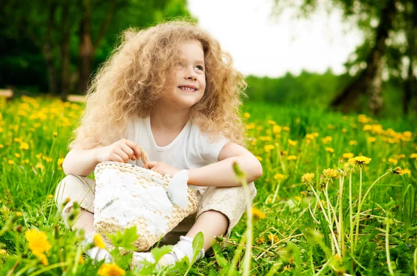 Маленькая девочка на цветочном поле — стоковое фото