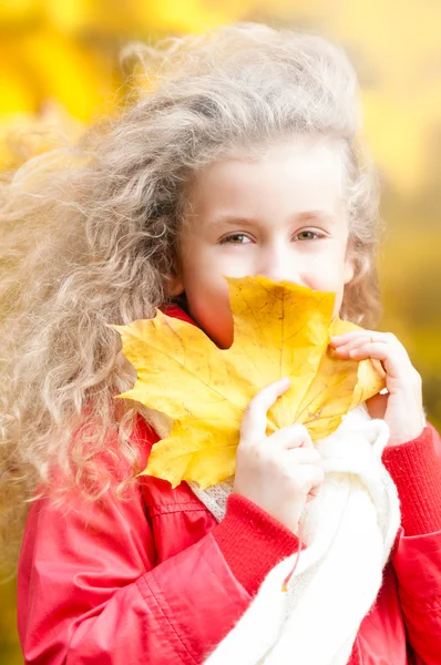 Schönes kleines Mädchen mit Ahornblatt. — Stockfoto