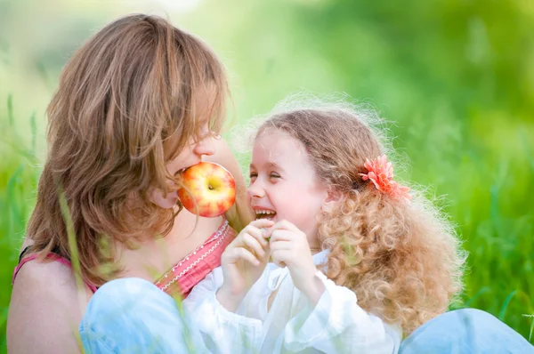 Junge Mutter und ihre Tochter essen — Stockfoto