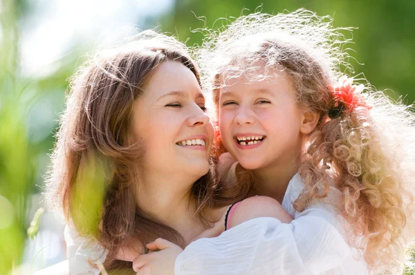 Glad dotter och mor — Stockfoto