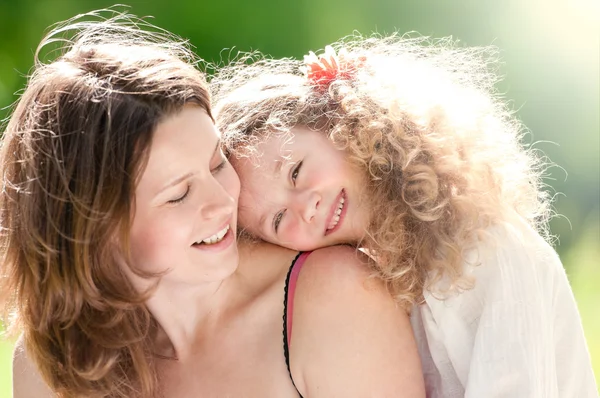 Giovane madre e sua figlia — Foto Stock