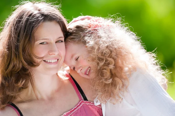 Mladá matka objal její dcera — Stock fotografie