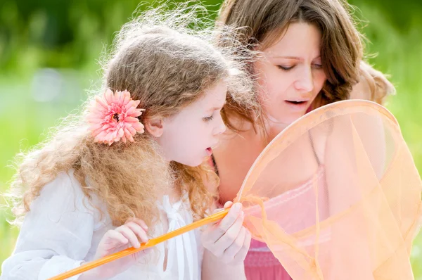 Κοριτσάκι και η μητέρα της με καθαρό πεταλούδα — Φωτογραφία Αρχείου