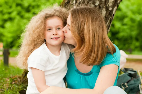 Madre besando a su hija — Foto de Stock