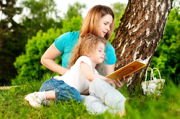 Annesi kızına kitap okumak — Stok fotoğraf