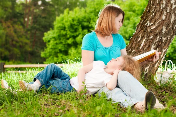 她的女儿对母亲阅读书 — 图库照片