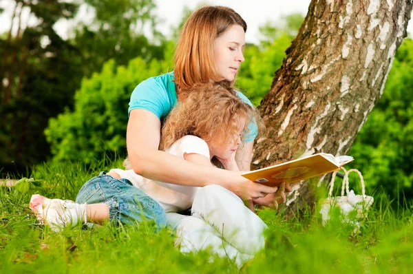 Matka čtení knih s její dcerou — Stock fotografie