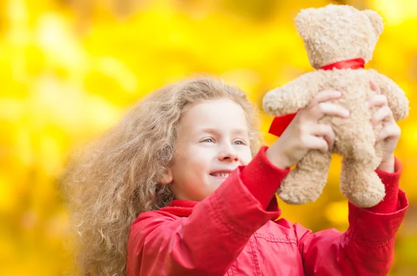 Schönes kleines Mädchen mit Teddybär. — Stockfoto
