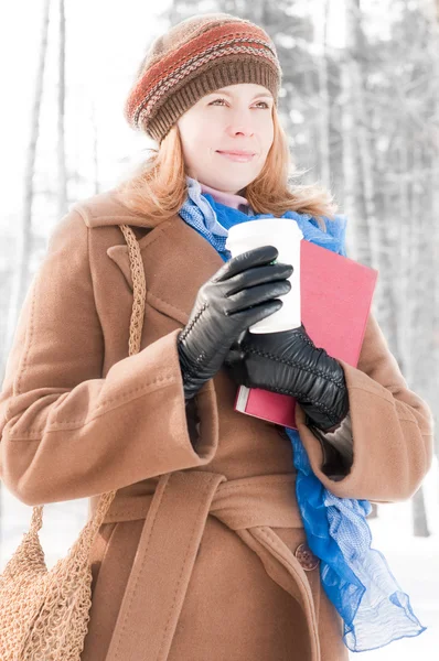 Kış kitaplarında olan kadın — Stok fotoğraf