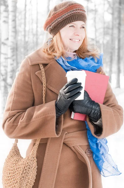 Jonge vrouw met boeken in de winter — Stockfoto