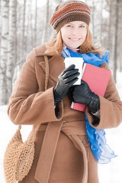 Νεαρή γυναίκα με βιβλία για το χειμώνα — Φωτογραφία Αρχείου