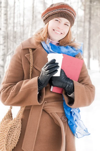 Молода жінка з книгами взимку — стокове фото