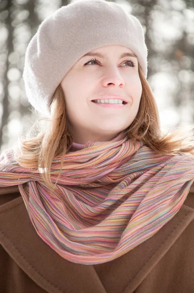 Χειμώνα πορτρέτο της νεαρής γυναίκας — Φωτογραφία Αρχείου