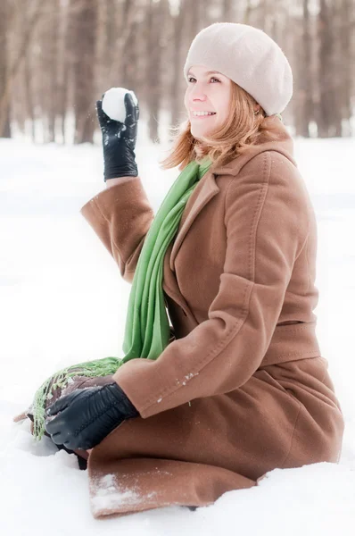 冬天的年轻女子肖像 — 图库照片