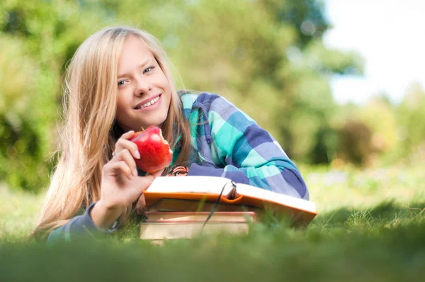 Φοιτητής κορίτσι με μήλο και βιβλία — Φωτογραφία Αρχείου