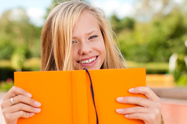 Estudante menina com livro — Fotografia de Stock