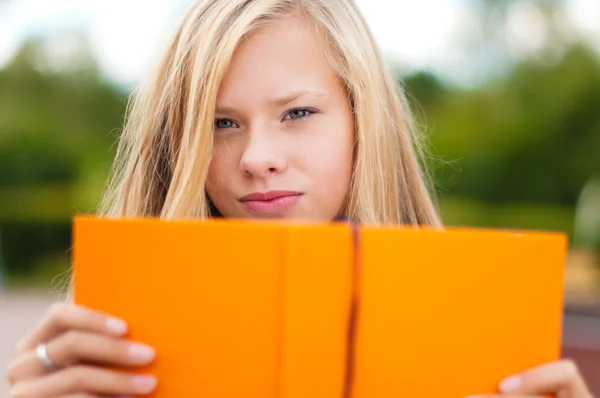 Student meisje met boek — Stockfoto