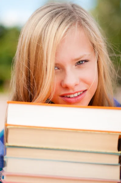 Genç öğrenci kız ile yığın kitap — Stok fotoğraf