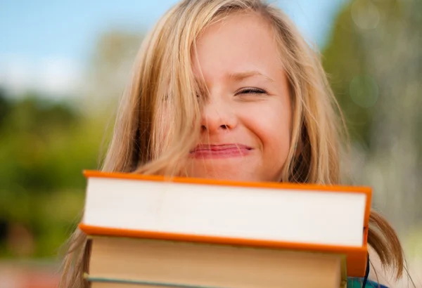 Jonge student meisje met grappige gezicht — Stockfoto