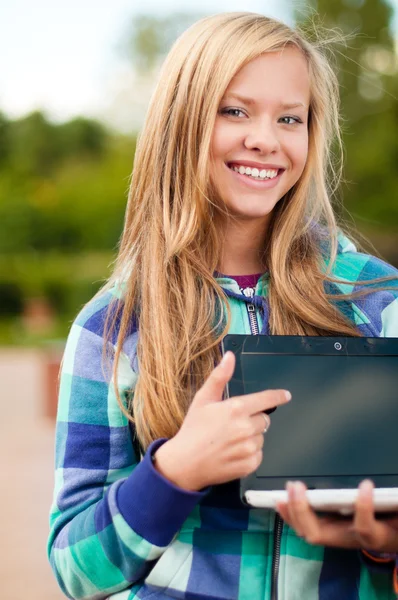 Jeune fille étudiante avec ordinateur portable — Photo