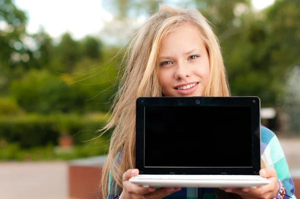 Jonge student meisje met laptop — Stockfoto