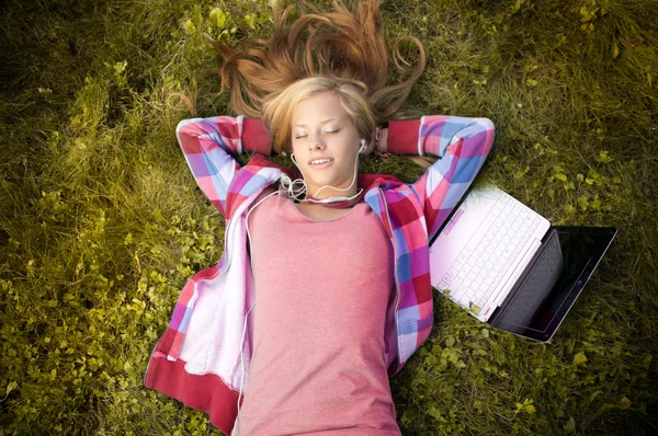 Mladý student dívka s notebookem — Stock fotografie