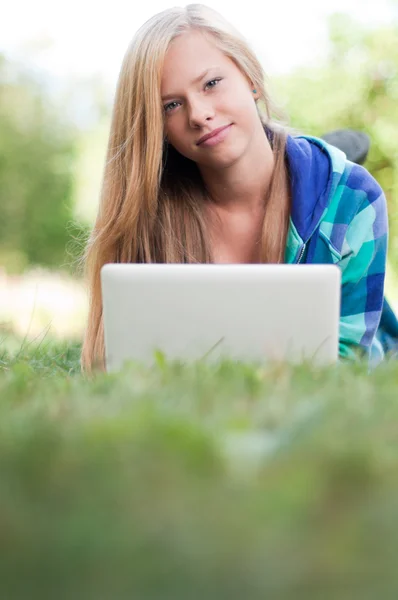 年轻的学生女生用的笔记本电脑 — 图库照片