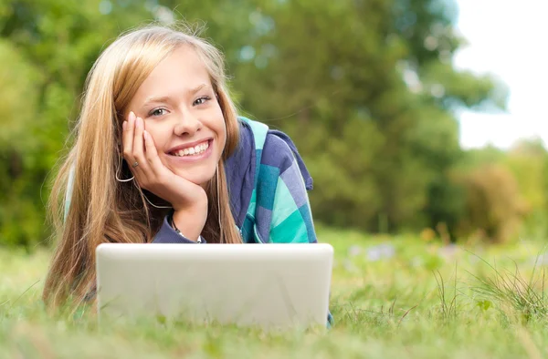 Chica estudiante joven con ordenador portátil —  Fotos de Stock