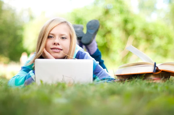 Genç öğrenci kız ile laptop — Stok fotoğraf