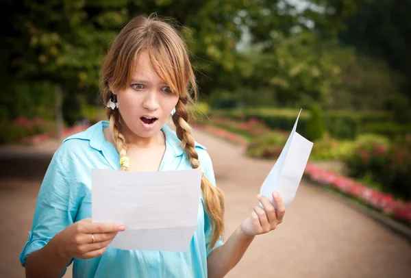 Güzel genç öğrenci kız ile mektup — Stok fotoğraf