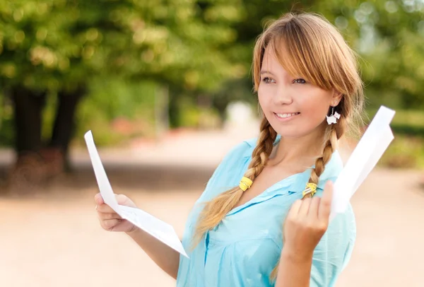Krásná mladá studentka s písmenem — Stock fotografie