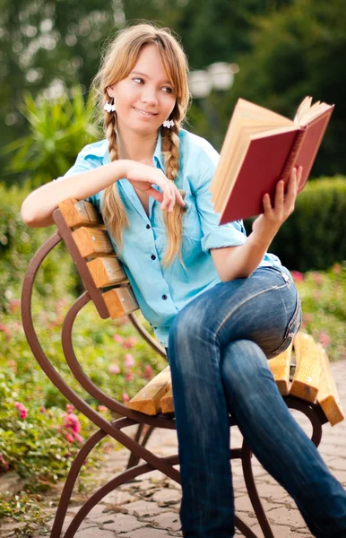 Beautiful young student girl reading book — Stock Photo, Image