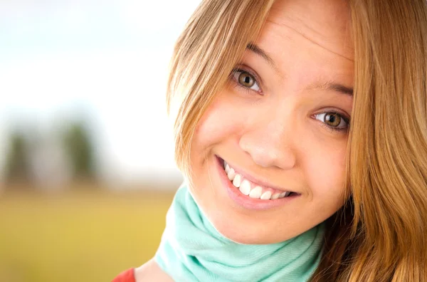 Teenage girl smiling — Stock Photo, Image