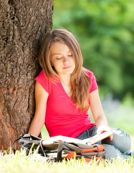 Mutlu öğrenci kız okuma kitabı — Stok fotoğraf