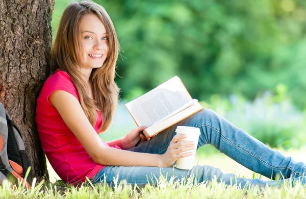Jovem estudante feliz com livro — Fotografia de Stock