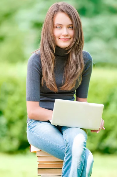 Student szczęśliwy dziewczyna pracuje na komputerze przenośnym — Zdjęcie stockowe