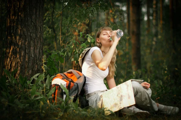Νεαρή γυναίκα με μπουκάλι νερό — Φωτογραφία Αρχείου