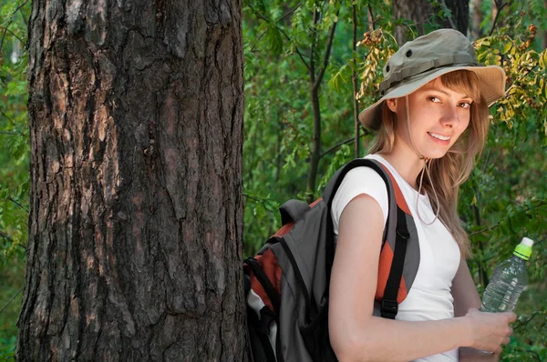 Jonge vrouw backpacker — Stockfoto