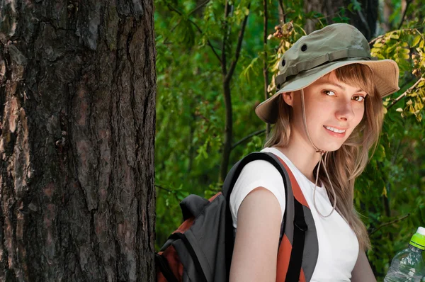 Genç kadın backpacker — Stok fotoğraf