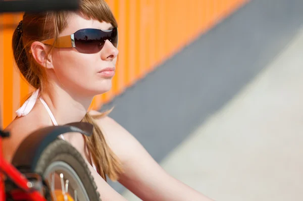 Piękna młoda kobieta z rowerów — Zdjęcie stockowe