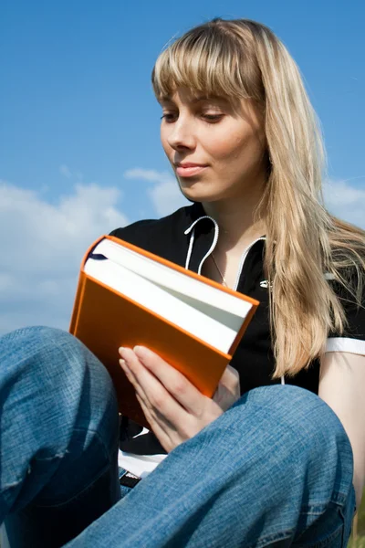 Dívka čtoucí knihu — Stock fotografie