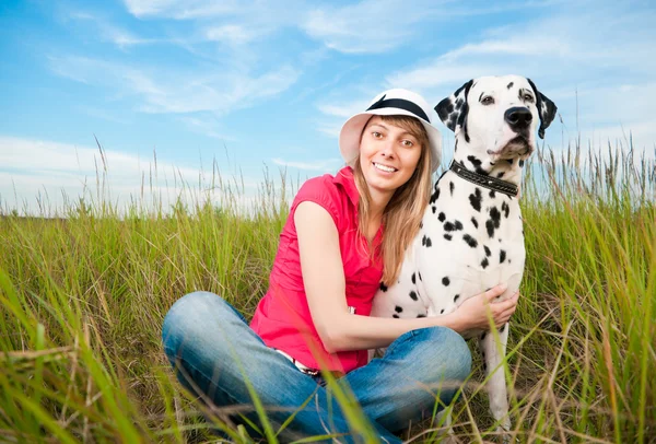 Ung kvinna med hennes hund husdjur — Stockfoto