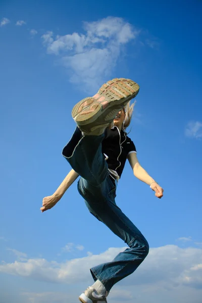 Mädchen springen — Stockfoto