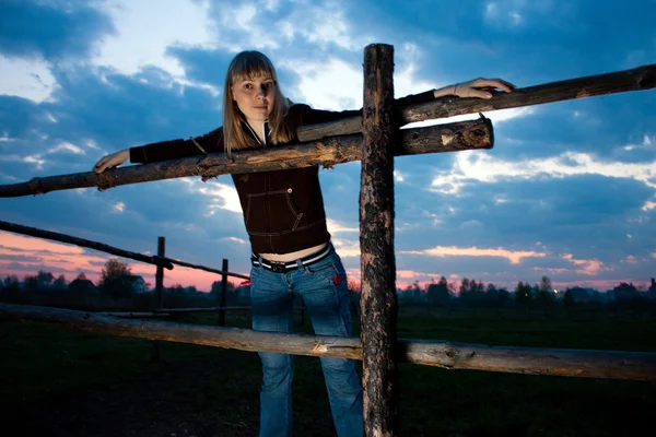 Meisje permanent in de buurt van boerderij hek — Stockfoto