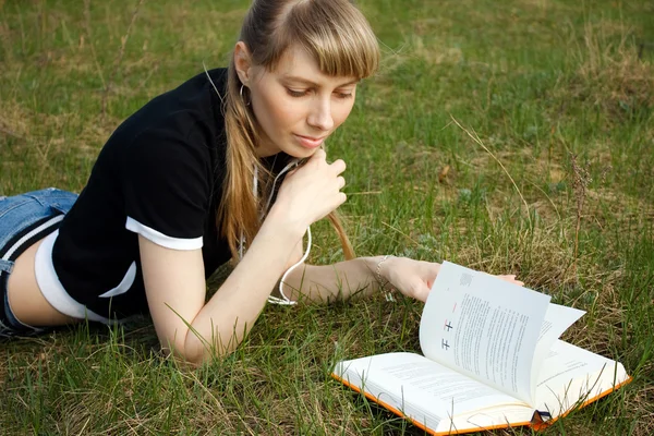 Menina lendo o livro — Fotografia de Stock