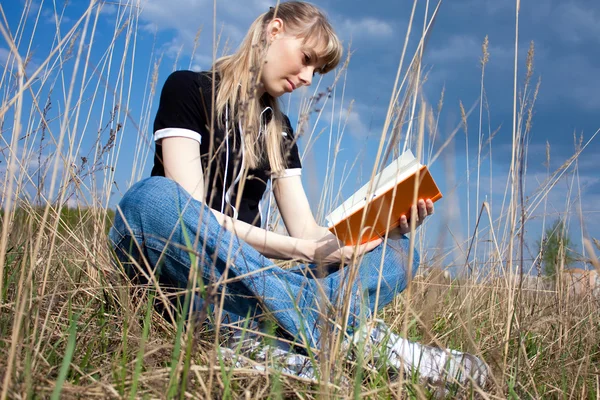 Kız kitap okuma — Stok fotoğraf