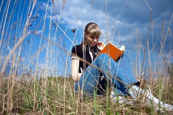 Dívka čtoucí knihu — Stock fotografie
