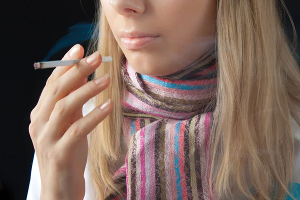 Girl smoking — Stock Photo, Image