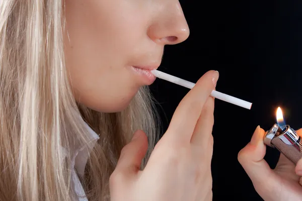 Mädchen rauchen — Stockfoto